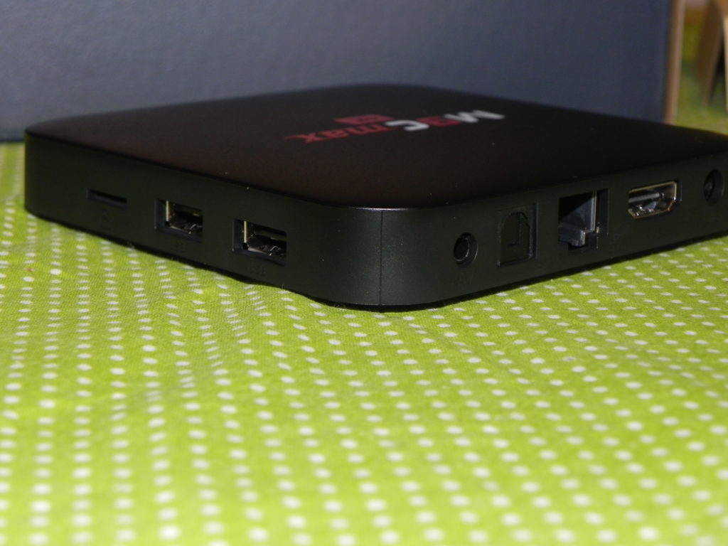 Bqeel M9Cmax Android TV Gerät mit USB, HDMI und Netzwerkanschlüssen.